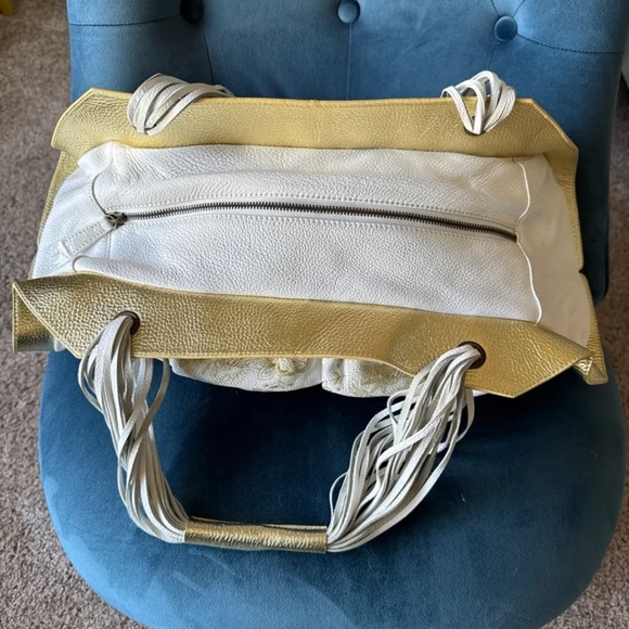 NWT Flora Bella White with Gold Floral Embroidered Oblong Leather Purse - Picture 5 of 12